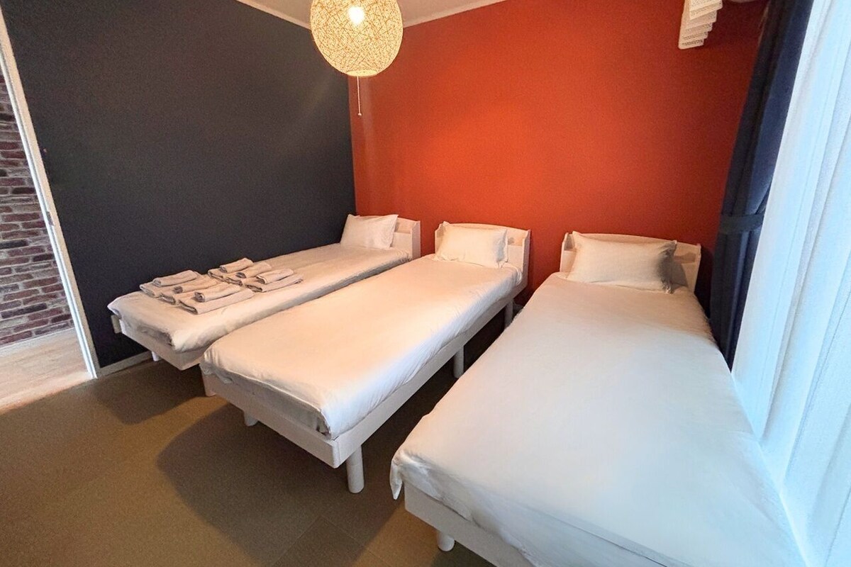 Villa, 4 Bedrooms, Non Smoking (Max 13pax/13Beds/BBQ/2parking/Onna 1C) | 4 bilik tidur, ruang kerja komputer riba, seterika/papan seterika 