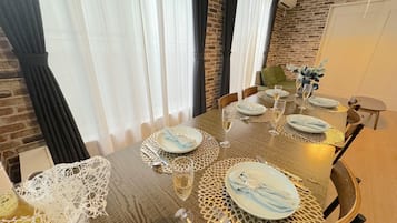 Villa, 4 Bedrooms, Non Smoking (Max 13pax/13Beds/BBQ/2parking/Onna 1C) | Ruang tamu | TV