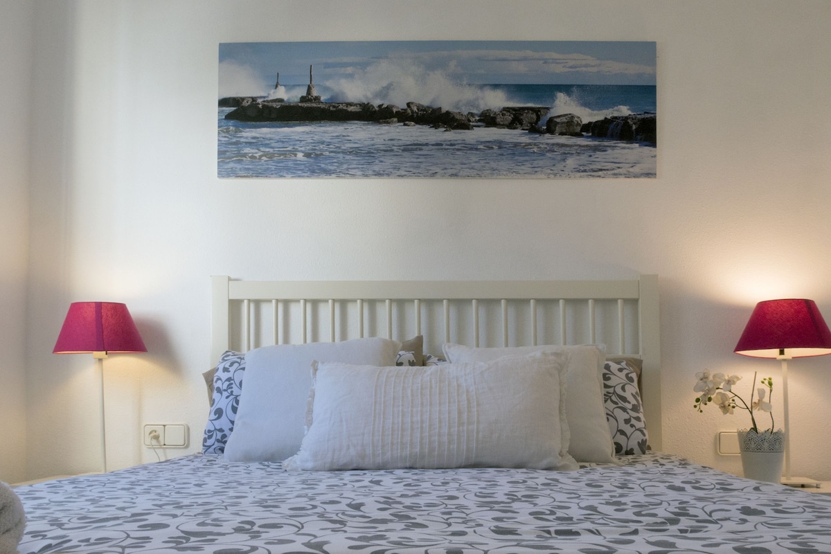 3 bedrooms, cribs/infant beds, free wired internet, bed sheets