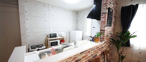 Refrigerador, microondas, tetera/pava eléctrica, arrocera