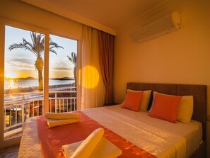 Apartamento, 3 quartos | Cofres nos quartos, escrivaninha, Wi-Fi de cortesia