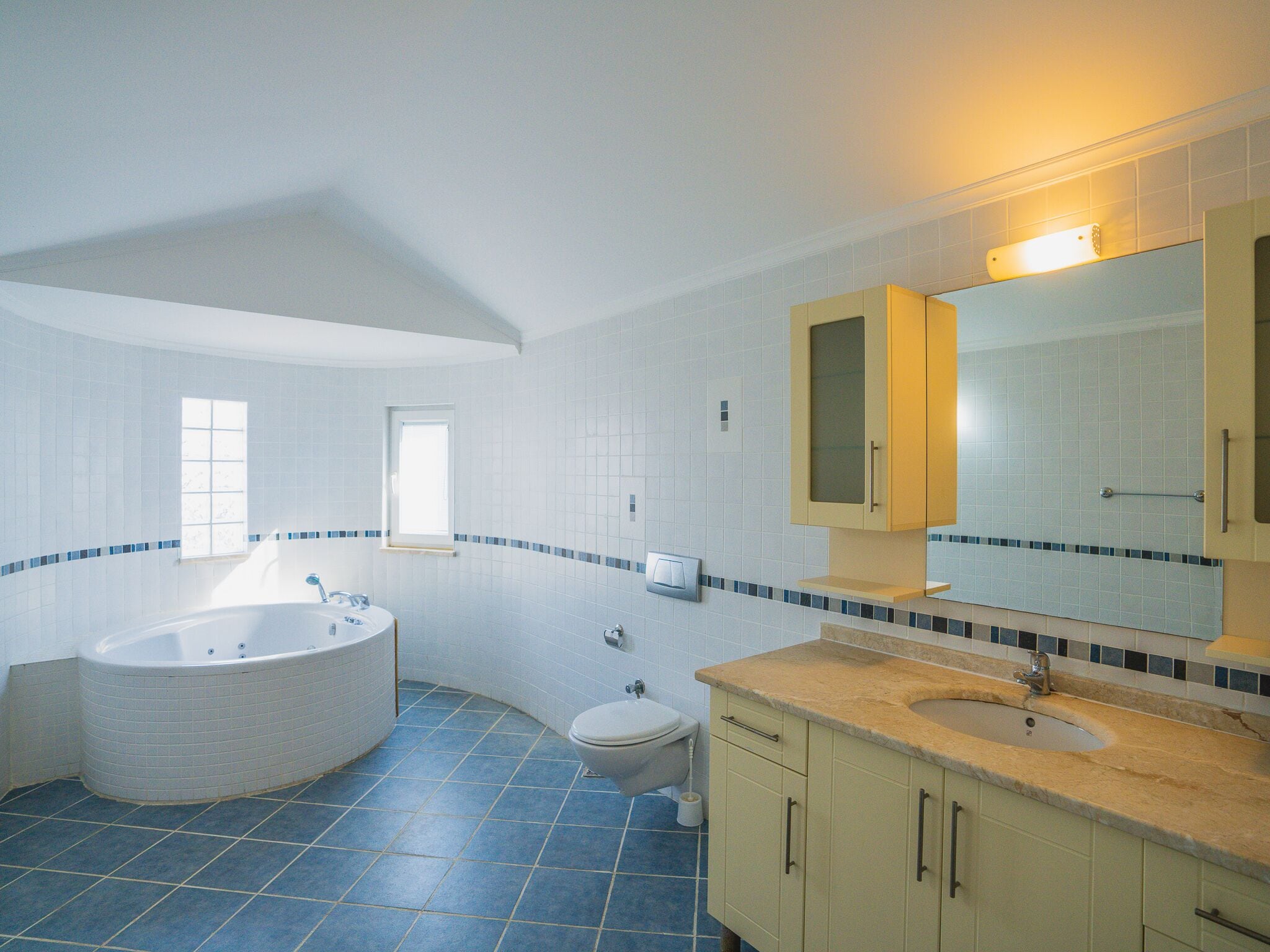 Bañera y ducha independientes, bañera profunda, toallas