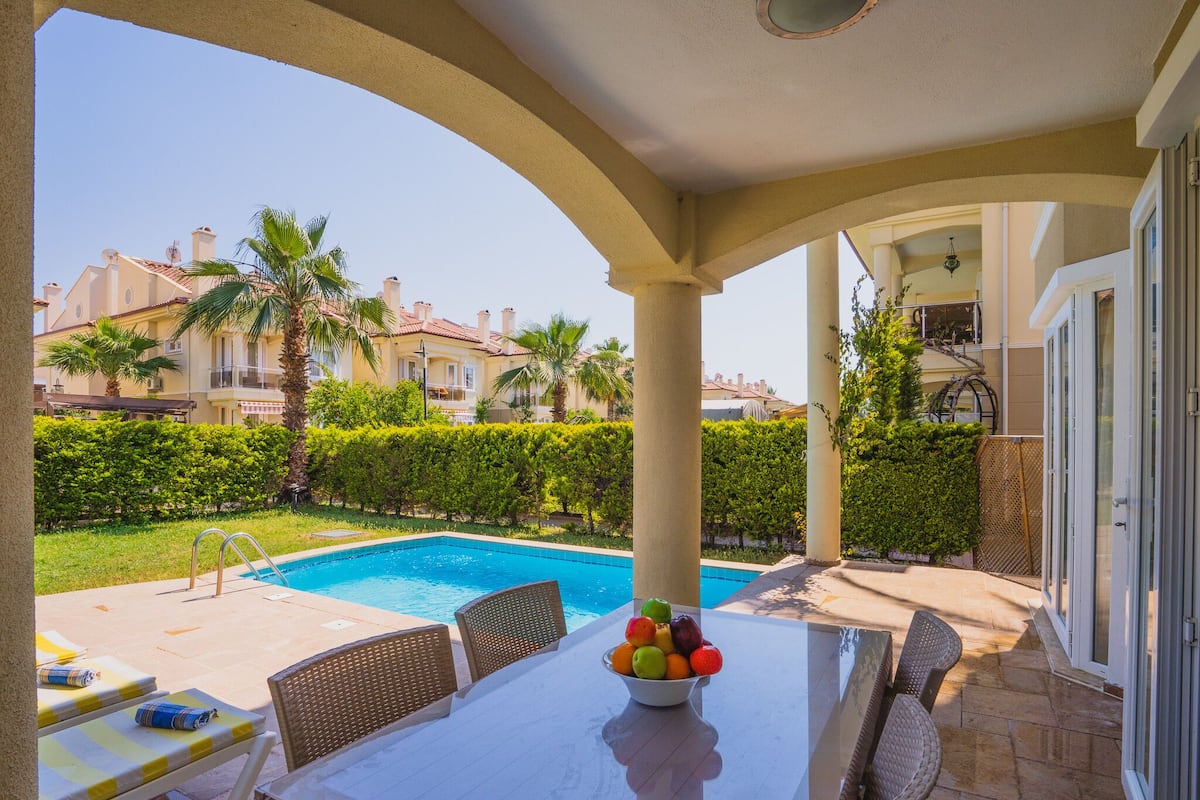 Villa, 4 camere da letto, piscina privata | 1 camera, una cassaforte in camera, una scrivania, Wi-Fi gratuito