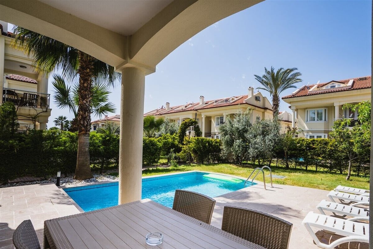 Villa, 5 camere da letto, piscina privata | 1 camera, una cassaforte in camera, una scrivania, Wi-Fi gratuito