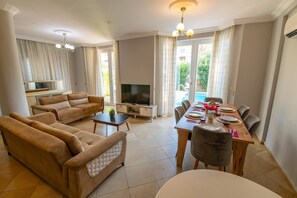 Vila, 5 quartos, piscina particular | Área de estar | TV LED