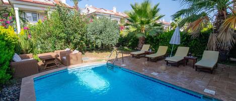 Vila, 5 quartos, piscina particular | Terraço/pátio