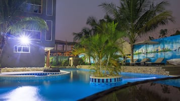 สระว่ายน้ำกลางแจ้ง