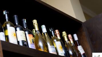 Una botellera de madera con varias botellas de vino.