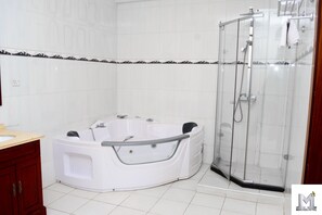 Hydromassage showerhead, free toiletries, bathrobes, towels - Mendiata Hotel (Accra)