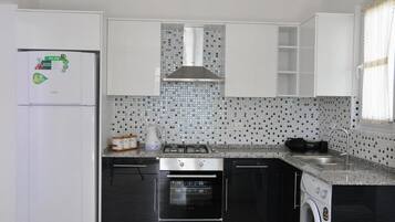Apartment, 1 Bedroom | Dapur peribadi | Peti sejuk/penyejuk beku saiz penuh, ketuhar gelombang mikro, ketuhar