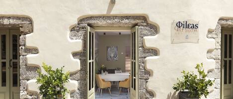 Pintu masuk properti