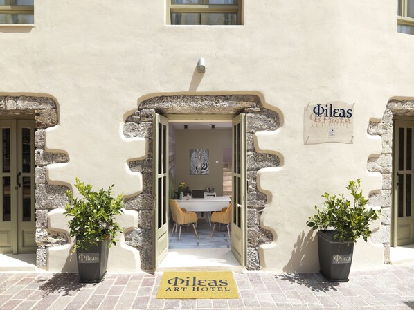 Property entrance - Fileas Art (Chania)
