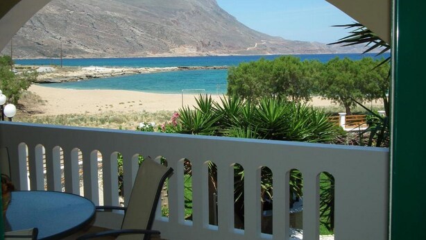 A balcony with a view of a beach and mountains. - Gramvoussa Bay (Kissamos)