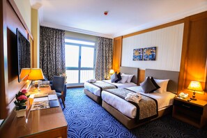 Minibar, caja de seguridad en la habitación y escritorio 