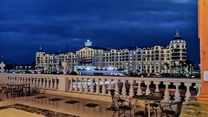 Un hotel con una fachada imponente y varios balcones.