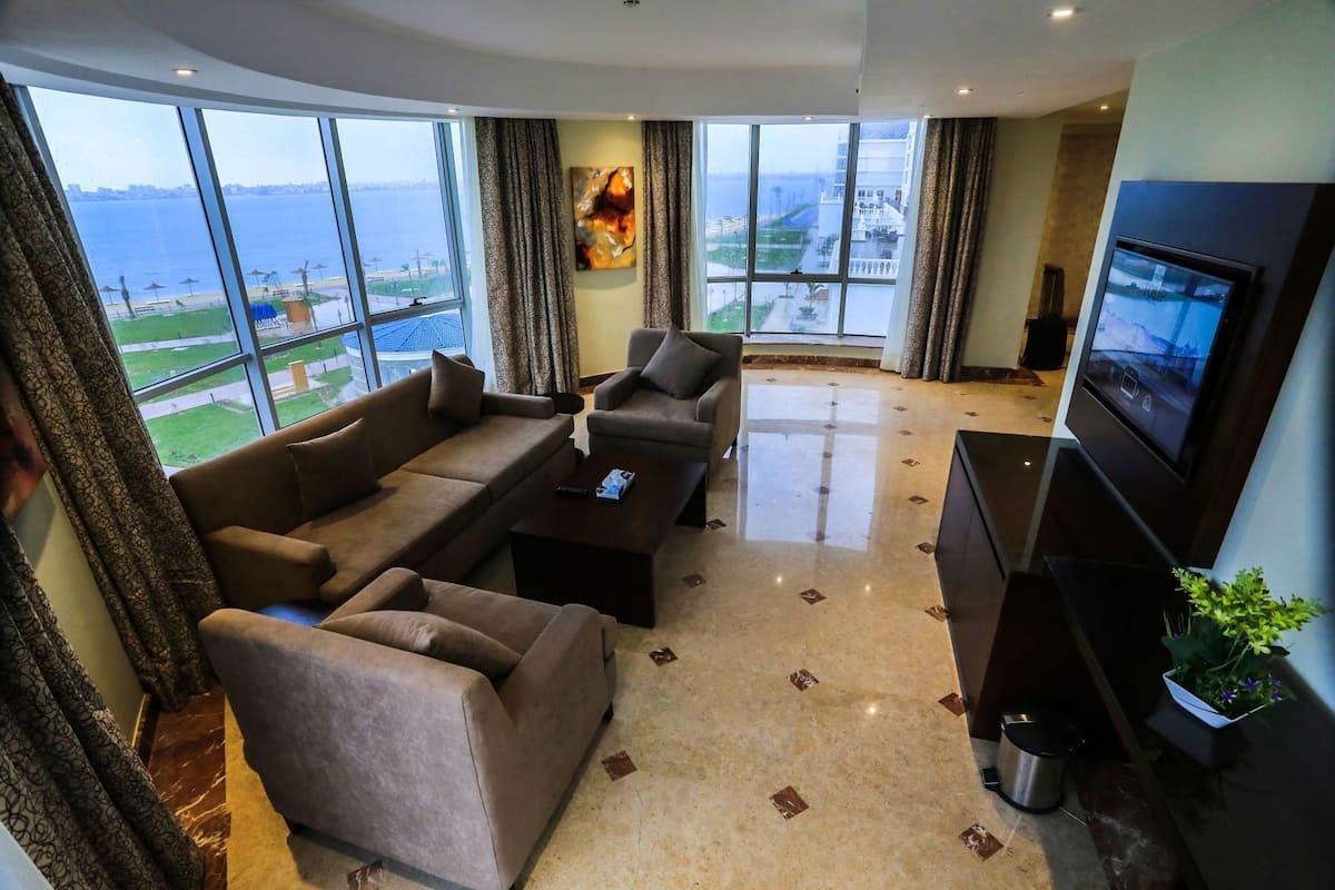 Living area | Flat-screen TV