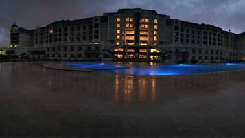 Un grande hotel con numerosi piani e un cortile centrale con piscina.
