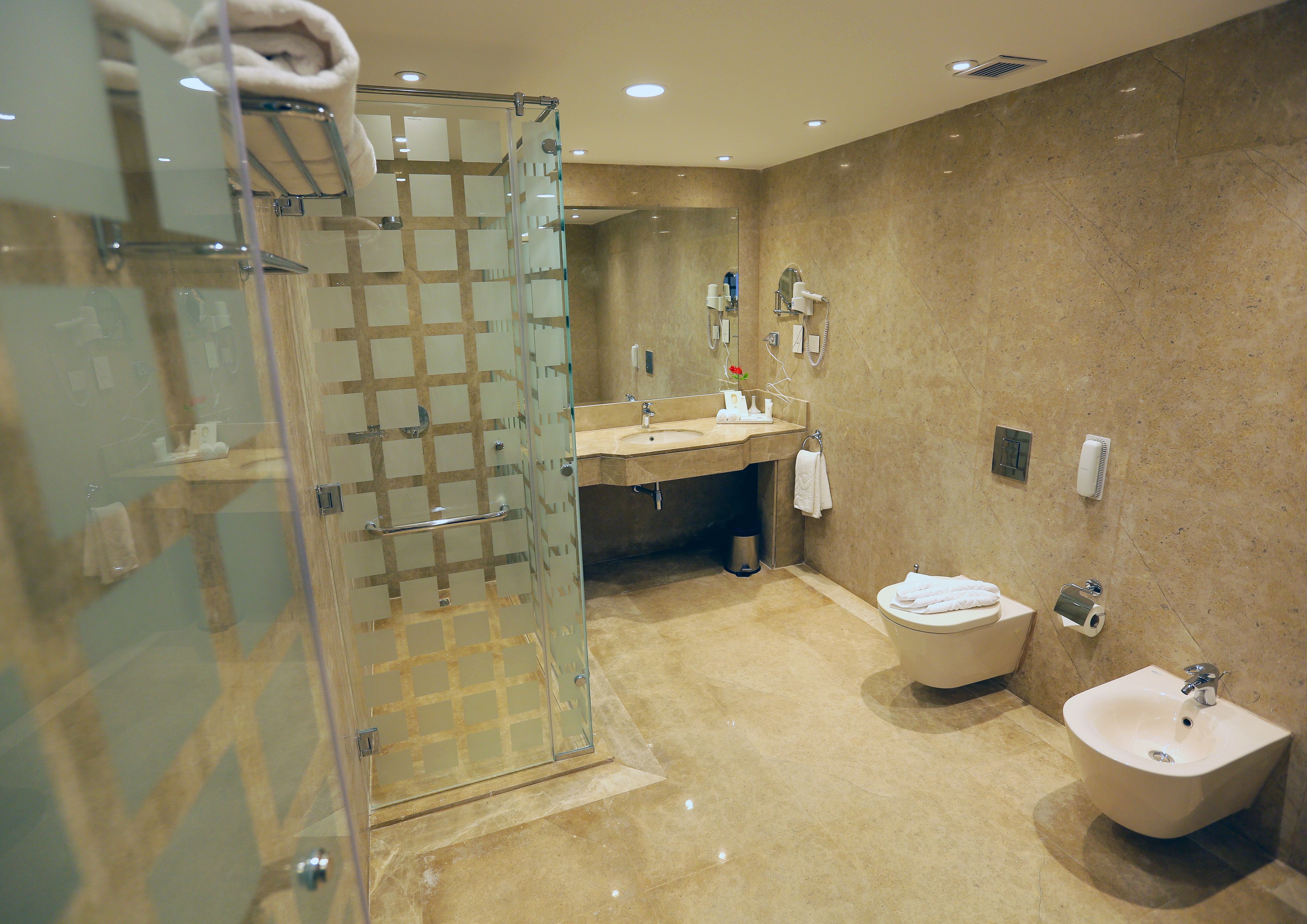 suite (diplomatic ) | bathroom | shower, free toiletries, hair dryer, towels