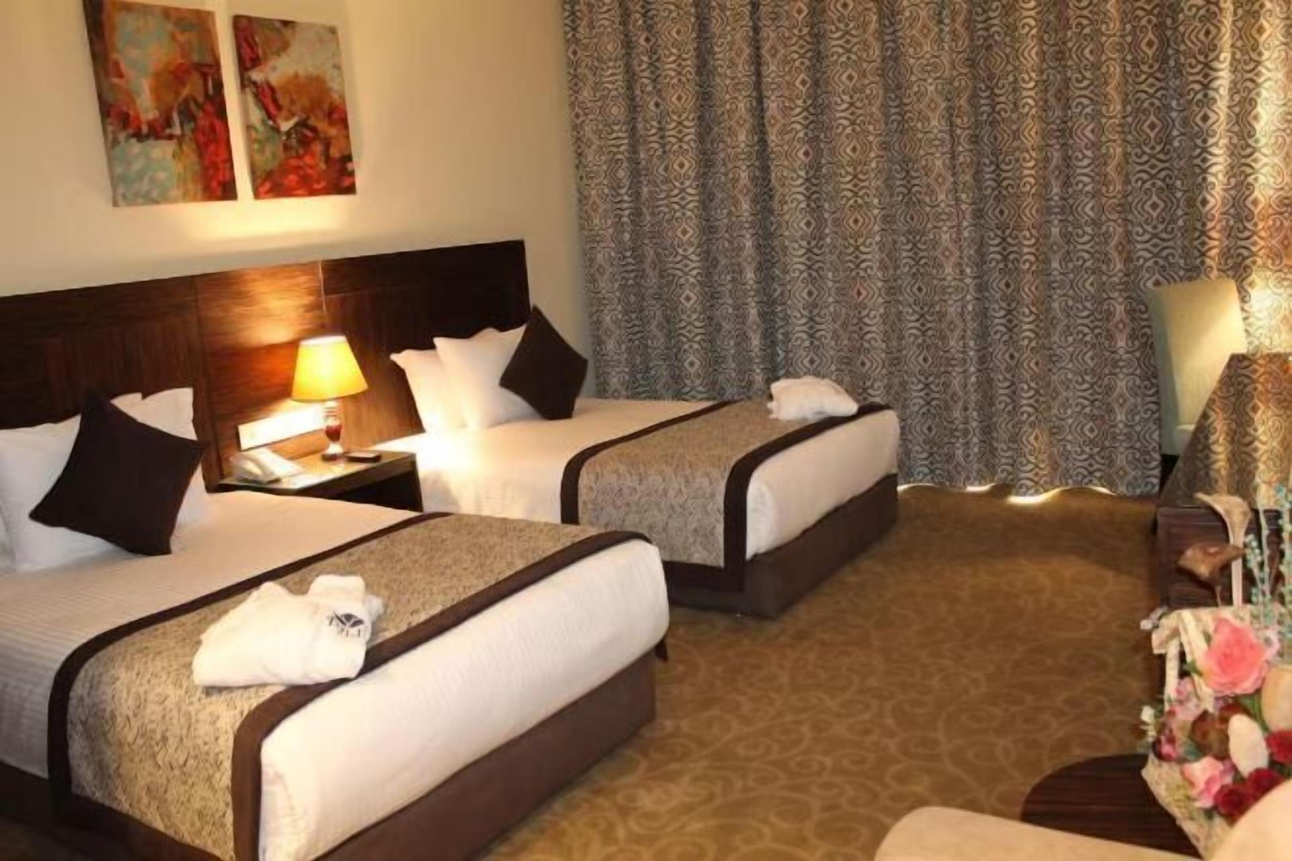 Minibar, coffres-forts dans les chambres, bureau