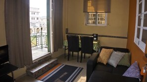 Executive Suite, Private Bathroom | Living area | Flat-screen TV - Jesiwa B's Little Palace (Accra)