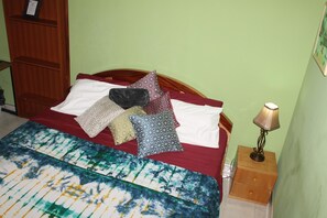 Memory-foam beds, in-room safe, desk, laptop workspace - Jesiwa B's Little Palace (Accra)