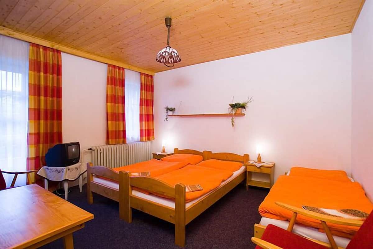 Driepersoonskamer | Een bureau, verduisterende gordijnen, gratis babybedden, extra bedden