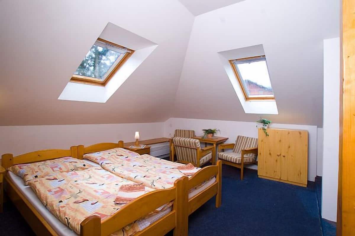 Een bureau, verduisterende gordijnen, gratis babybedden, extra bedden