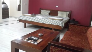 Dobbeltrom – deluxe, 1 soverom, ikke-røyk, byutsikt | Sengetøy av topp kvalitet, minibar, safe på rommet og skrivebord