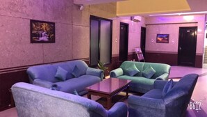 Lobby sitting area - Hotel B&B INN (Noida)