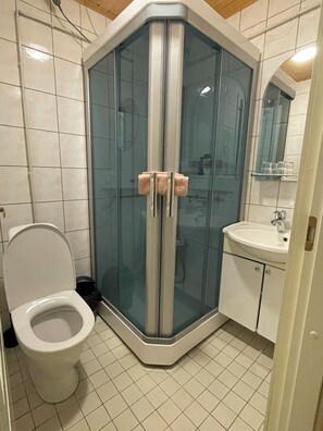 Einzelzimmer | Badezimmer | Dusche, kostenlose Toilettenartikel, Haartrockner