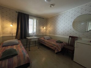 Quarto standard, 2 camas de solteiro | Escrivaninha, Wi-Fi de cortesia