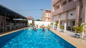 Una piscina al aire libre
