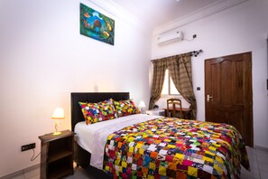 Escritorio, sistema de insonorización y wifi gratis 