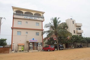 A hotel with a sign reading "JEANE'S APPART HOTEL".