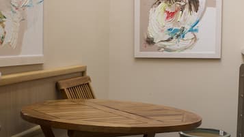 Deluxe Studio, 1 Queen Bed | In-room dining
