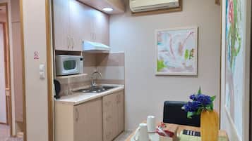 Deluxe Studio, 1 Queen Bed | Air conditioning