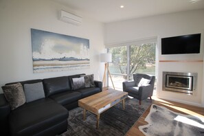 Chalet, 2 habitaciones | Sala de estar | Televisión de pantalla plana, chimenea y reproductor de DVD 