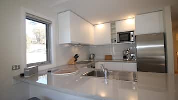 Chalet, 2 Bedrooms | Private kitchen | Fridge, microwave, oven, stovetop