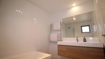 Chalet, 2 Bedrooms | Bathroom | Free toiletries, towels