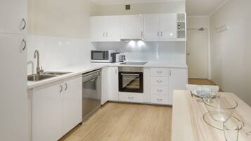 Studio | Private kitchen | Fridge, microwave, oven, stovetop