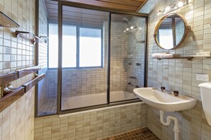 Stadtwohnung, 3 Schlafzimmer, Seeblick | Badezimmer | Duschwanne, kostenlose Toilettenartikel, Handtücher