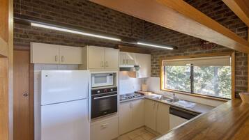 Townhouse, 3 kamar tidur, pemandangan danau | Dapur pribadi | Microwave, oven, kompor, dan peralatan masak/sendok-piring