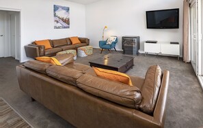 Maison mitoyenne, 4 chambres | Salle de séjour | Télévision à écran plat, lecteur de DVD