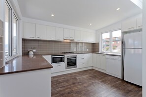 Maison mitoyenne, 4 chambres | Cuisine privée | Réfrigérateur, micro-ondes, four, plaque de cuisson