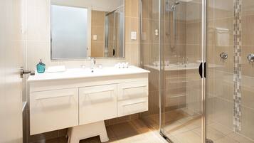 Townhome, 4 Bedrooms | Bathroom | Separate bathtub and shower, free toiletries, hair dryer, towels