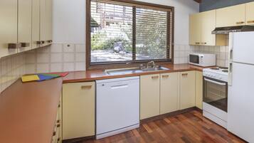 Apartment, 3 Bedrooms | Private kitchen | Fridge, oven, stovetop, dishwasher