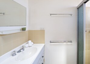Apartment, 3 Bedrooms | Bathroom sink - Eliza Lee 3 - Comfortable for the budget savvy (Jindabyne)