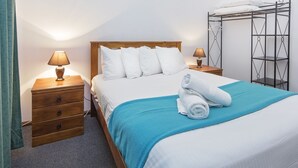 3 chambres, fer et planche à repasser, draps fournis