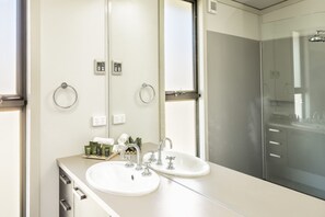 Nhà gỗ, 2 phòng ngủ | Phòng tắm | Buồng tắm vòi sen, đồ dùng nhà tắm miễn phí, khăn tắm 