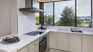 Apartment, 3 Bedrooms | Private kitchen